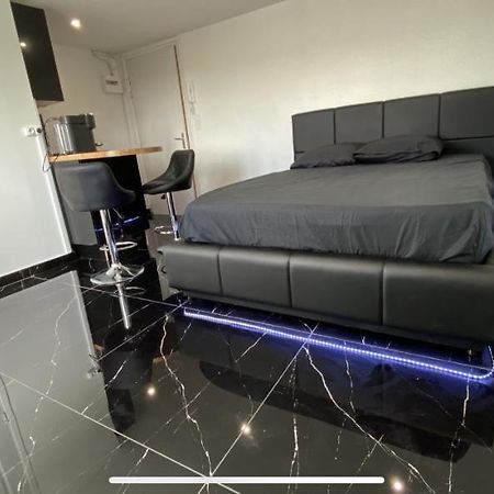 Bella Vita - Studio Tout Equipe - Tv Netflix - Centre Ville 100M- Gare 50M - Basilique 200M Lisieux Bagian luar foto