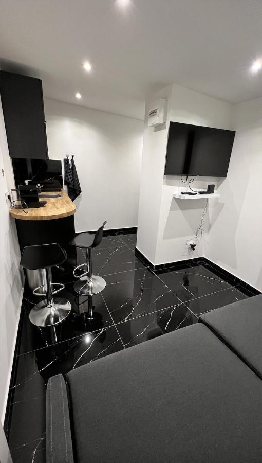 Bella Vita - Studio Tout Equipe - Tv Netflix - Centre Ville 100M- Gare 50M - Basilique 200M Lisieux Bagian luar foto